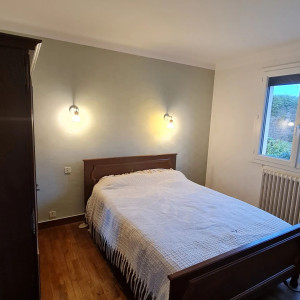 Photo de galerie - Rénovation complète d'une chambre avec pose d'un revêtement mural décoratif, suivie de la mise en peinture des murs et du plafond. Préparation soignée des supports et finitions de qualité pour un résultat moderne, harmonieux et durable.