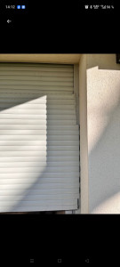 Photo de galerie - Réparation d'un volet roulant arraché par le vent (avant)