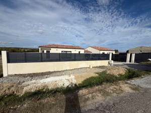 Photo de galerie - Mur de Clôture + Pilier béton + Palissade aluminium + Crépis écrasé 