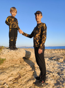Photo de galerie - Un ensemble père-fils en maille chic, confectionné dans un tissu issu des stocks dormants d'une grande maison de mode