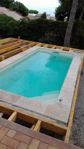 Photo de galerie - Piscine avec terrasse en bois en finition 