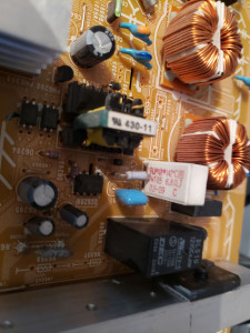 Photo de galerie - Echange composants sur platine alimentation. 
