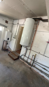 Photo de galerie - Réalisation de la pose d’une chaudière mural ainsi qu’un ballon d’eau chaude à la place d’une ancienne chaudière au gaz 