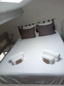 Photo de galerie - Préparation d'un lit, pour location de vacances 