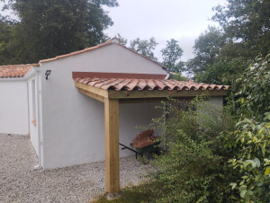 Photo de galerie - Fabrication d'un abri a bois avec une toiture en tuiles.