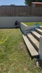 Photo de galerie - Application enduit projeter blanc de la côte sur muret de jardin
