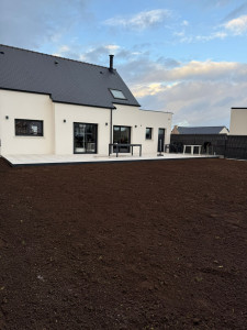 Photo de galerie - Préparation complète du terrain : ajout de terre, passage du motoculteur, enlèvement des cailloux et mauvaises herbes, passage du rouleau, semis et apport d’engrais.

