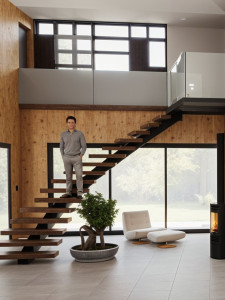Photo de galerie - Création d'intérieur - Escalier Bibliothèque sur verre sablé