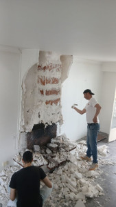 Photo de galerie - Casse et débarras cheminée, travail du mur 