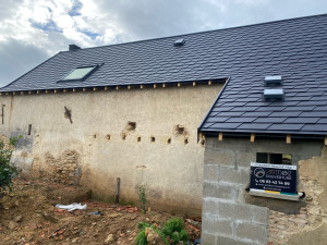 Photo de galerie - Rénovation complète d une couverture en Ardoises Alu après un redressage complet de la toiture 