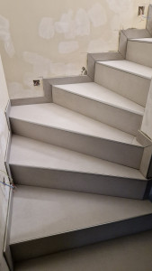 Photo de galerie - Poser carrelage escalier plinthes  propre et soigner