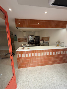 Photo de galerie - Rénovation complète et agencement d’une boutique à Nîmes. Placo, carrelage, peinture, agencement. Boutique : Moment etc, rue Saint Antoine, Nîmes 