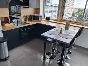 Photo de galerie - Nettoyage complet et rangement de cuisine. Dégraissage des surfaces, de la plaque de cuisson et entretien des sols.
