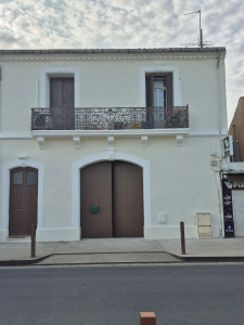 Photo de galerie - Finition rénovation façade reprise raccord monocouche 2 couches de peinture gt silox marque soframp peinture d3 
ainsi que la barrière en peinture glycerol antirouille 

menuiserie porte volet sofrabois 