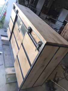 Photo de galerie - Création buffet style industriel acier chêne