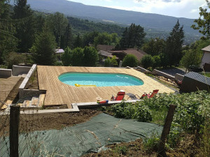 Photo de galerie - Confection terrasse piscine 
aménagement jardin 
taille haie arbustes
tonte de pelouses
potager 