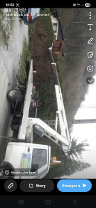 Photo de galerie - Tailles d'une haie avec camion nacelle 