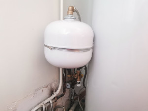 Photo de galerie - APRÈS : Changement du groupe de sécurité et mise en place d'un vase d'expansion sanitaire pour compenser l'expansion du volume d'eau à la chauffe 