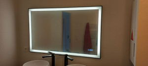 Photo de galerie - Installer un miroir avec éclairage LED