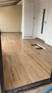 Photo de galerie - Pose de lattes de carrelage effet parquet.