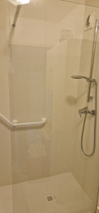 Photo de galerie - Pose d'un receveur de douche avec robinetterie et paroie de douche