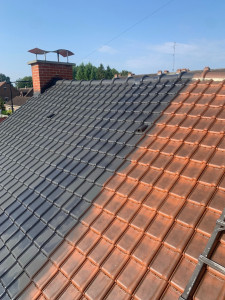 Photo de galerie - Rénovation complète de la toiture qui prend en compte le traitement, le nettoyage, et la mise en peinture pour un résultat impeccable pour plusieurs années 