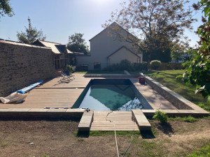 Photo de galerie - Terrasse ipe , mur pierre et terrasse dalle pierre 