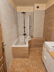 Photo de galerie - Rénovation complète de cette salle de bain avec modification plomberie, remplacement de la baignoire, pose faïence et équipements sanitaire 