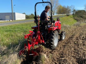 Photo de galerie - Je vous accompagne dans l'entretien et la création de votre espace de vie extérieur. Mes services comprennent le soin de vos massifs de fleurs, pelouses, jardins potagers, ainsi que l'installation de robots tondeuses et de serres.