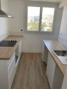 Photo de galerie - Cuisine entièrement rénovée avec des matériaux modernes et des finitions soignées. Fonctionnelle et lumineuse, elle offre un agencement optimisé, des plans de travail en bois clair et un espace agréable au quotidien