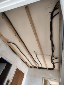 Photo de galerie - Cheminements circuits électriques sous gaine dans un faux plafond 