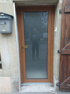 Photo de galerie - 
Dépose/​Pose d'une Porte d'entrée PVC Chêne Doré RAL 8003
Serrure de sécurité 5 points 
Double vitrage feuilleté dépoli (opaque de l'extérieur)