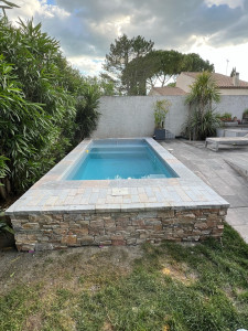 Photo de galerie - Construction piscine, banquette, margelles et parement 