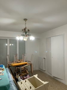 Photo de galerie - Rénovation d’un salon avec dégâts des eaux après detapissage