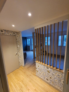 Photo de galerie - «Rénovation complète d’appartements : pose de parquet, cloison décorative en chêne, armoire, sur-mesure, enduit, peinture, électricité.»