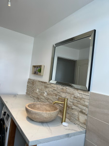 Photo de galerie - Remplacement plan de salle de bain et lavabo ainsi que pose de parement