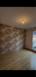 Photo de galerie - Les murs ont été peints et recouverts de papier décoratif.