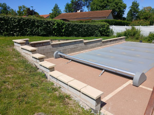 Photo de galerie - Rehaussement  du muret de piscine et couvertine