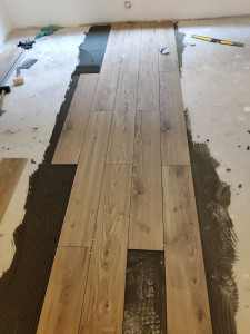 Photo de galerie - Pose carrelage sol imitation parquet '' Départ ''