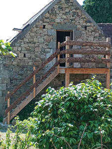 Photo de galerie - Escalier extérieur et terrasse, sur mesure, en bois imputrescible de scierie. 