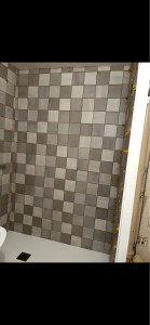 Photo de galerie - Les carreaux de salle de bain et les carreaux sont fabriqués sur la baignoire