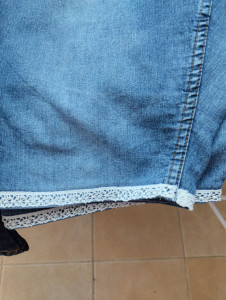 Photo de galerie - Finitions sur un jean coupé transformé 

en bermuda.