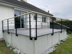 Photo de galerie - Garde-corps acier thermolaqué lisse horizontale