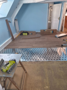 Photo de galerie - Pose de parquet en cours.