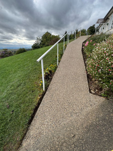 Photo de galerie - Réalisation d’un accès en béton désactivé 