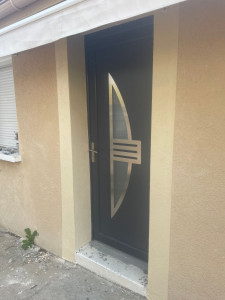 Photo de galerie - Pose d une porte d entrée et réalisation d un faux encadrement à l extérieur 