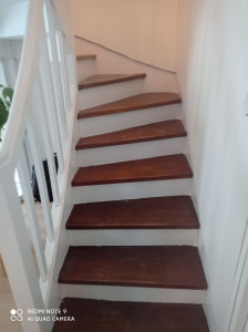 Photo de galerie - Deux couches de peinture essence sur l'escalier 