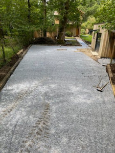 Photo de galerie - En pleine réalisation d'une entrée parking
avec bordure en chêne 