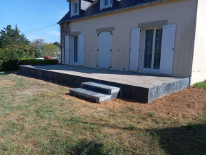 Photo de galerie - Réalisation d'une terrasse avec escalier en ardoises.