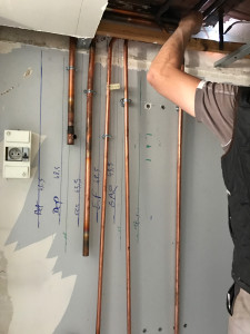 Photo de galerie - Mise en place des tuyauteries Chauffage, Sanitaire et Gaz. Pour l’installation d’une chaudière Sol Vaillant ecocompact 